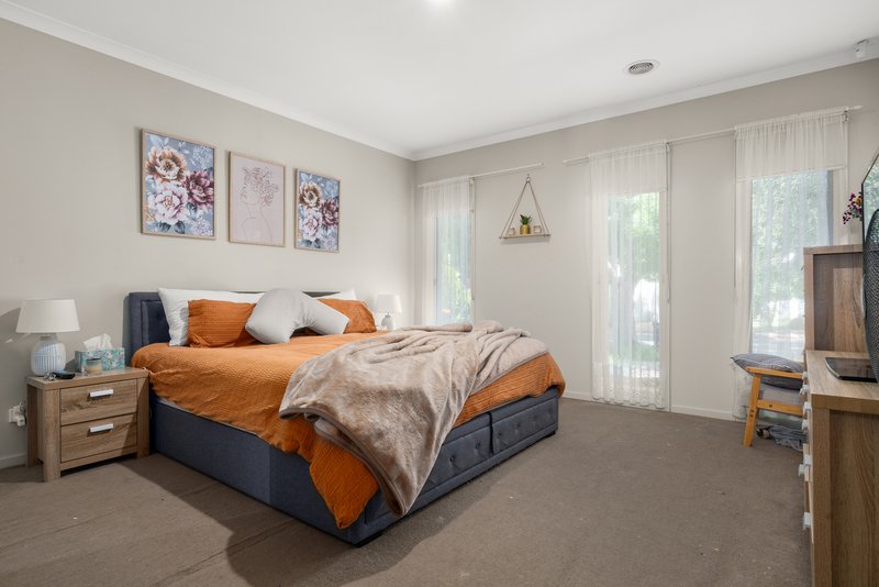 Photo - 33 Dahlia Drive, Caroline Springs VIC 3023 - Image 3