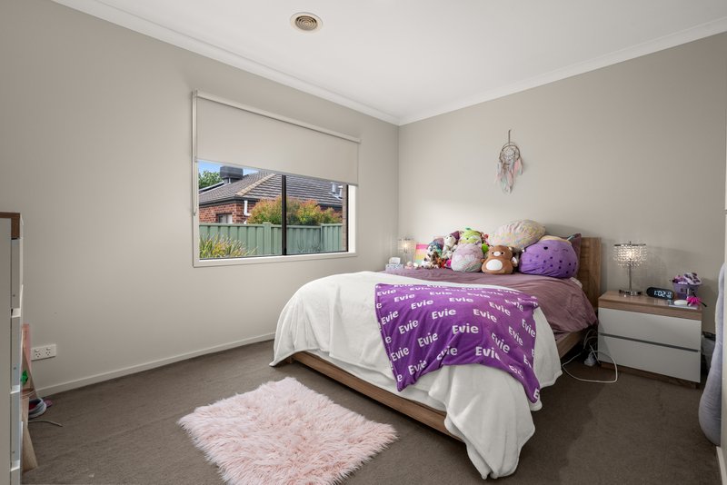 Photo - 33 Dahlia Drive, Caroline Springs VIC 3023 - Image 6