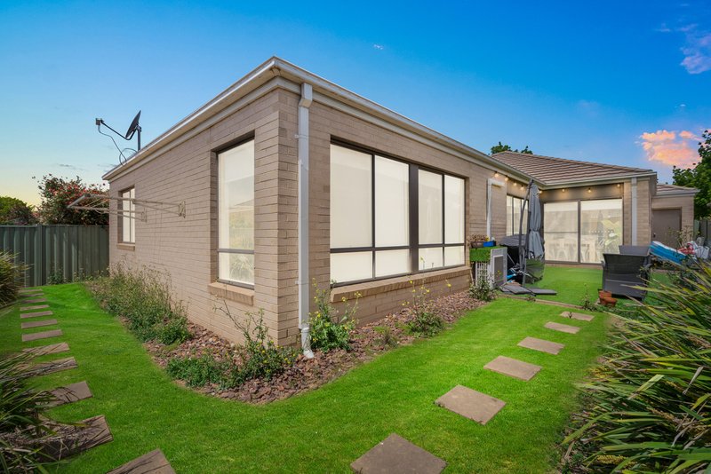 Photo - 33 Dahlia Drive, Caroline Springs VIC 3023 - Image 14