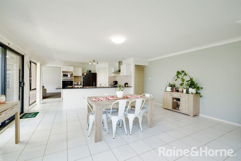 33 Dunbar Road, Cameron Park NSW 2285