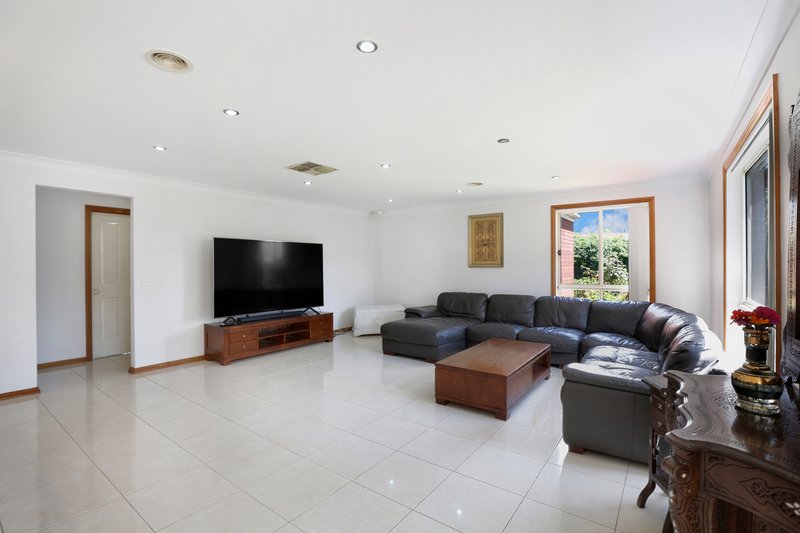 Photo - 33 Edgecombe Way, Roxburgh Park VIC 3064 - Image 7