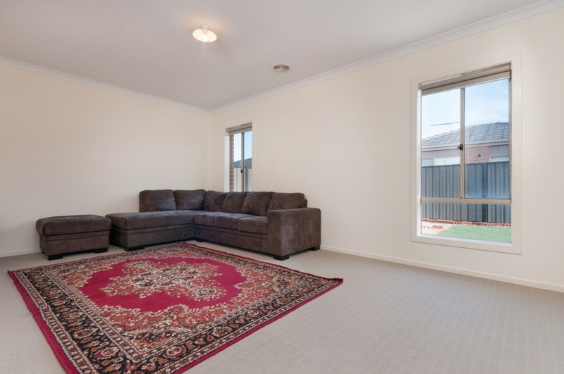 Photo - 33 Fermont Avenue, Craigieburn VIC 3064 - Image 5