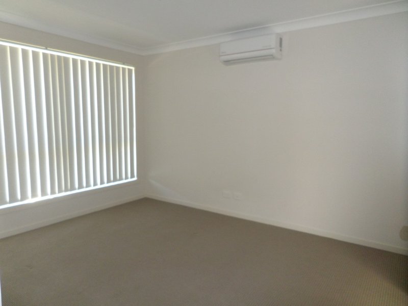 Photo - 33 Follet Avenue, Middleton Grange NSW 2171 - Image 2