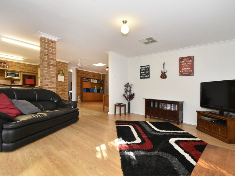 Photo - 33 Forest Crescent, Thornlie WA 6108 - Image 2