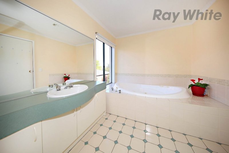 Photo - 33 Glastonbury Circuit, Point Cook VIC 3030 - Image 11