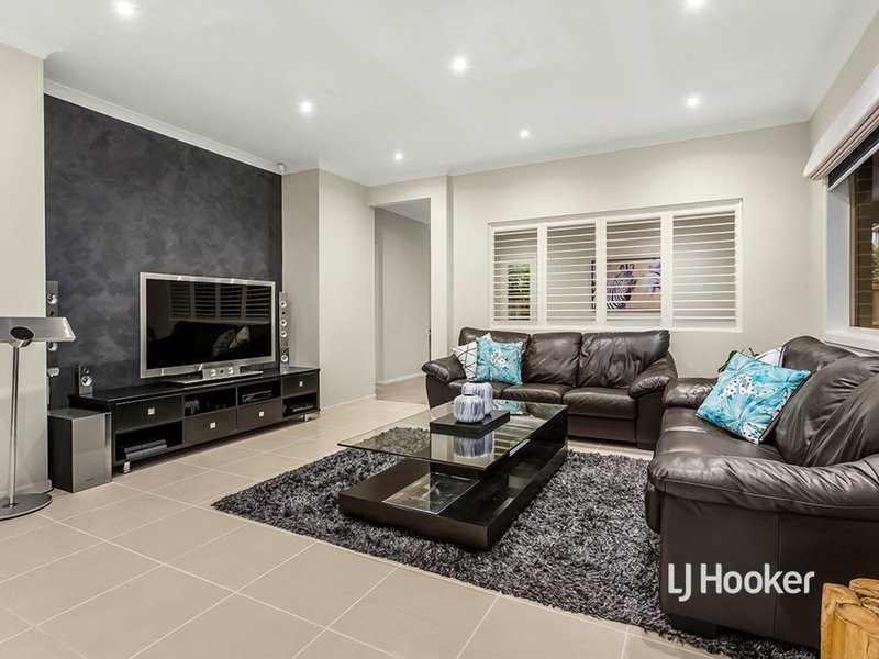 Photo - 33 Grandpark Circuit, Point Cook VIC 3030 - Image 4