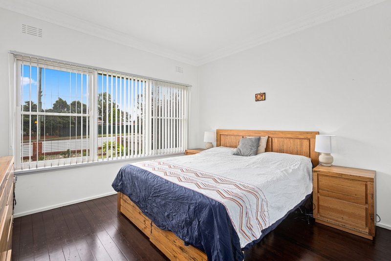 Photo - 33 Henry Lawson Drive, Peakhurst NSW 2210 - Image 6