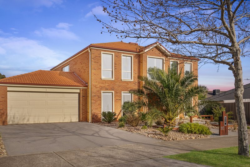 33 Heysen Parkway, Caroline Springs VIC 3023