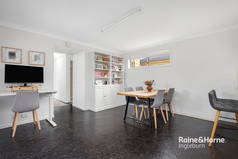 Photo - 33 Hyacinth Avenue, Macquarie Fields NSW 2564 - Image 3