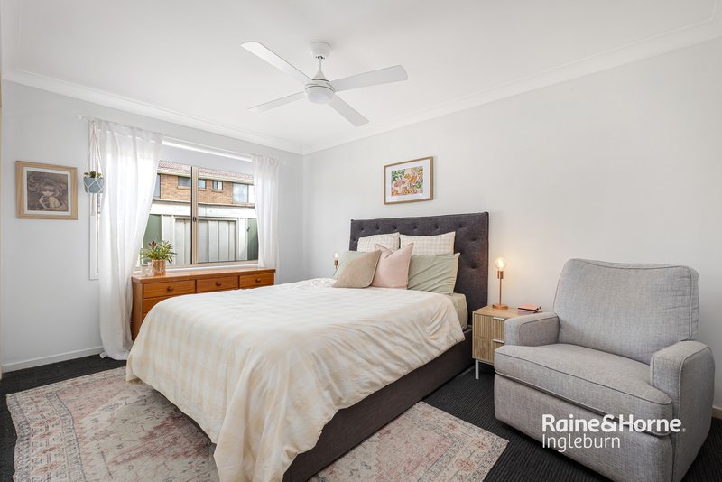 Photo - 33 Hyacinth Avenue, Macquarie Fields NSW 2564 - Image 4