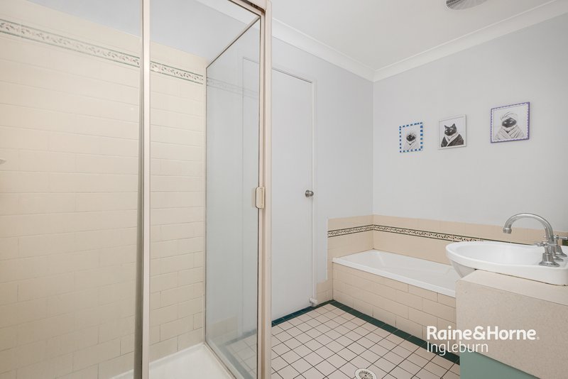 Photo - 33 Hyacinth Avenue, Macquarie Fields NSW 2564 - Image 6