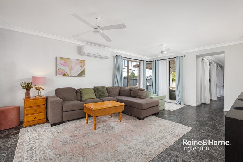 Photo - 33 Hyacinth Avenue, Macquarie Fields NSW 2564 - Image 9