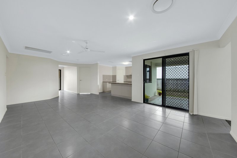 Photo - 33 Iris Road, Kirkwood QLD 4680 - Image 3