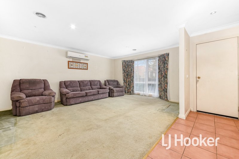 Photo - 33 Jessica Drive, Hampton Park VIC 3976 - Image 4