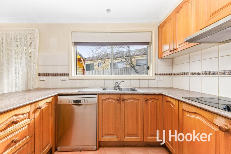 Photo - 33 Jessica Drive, Hampton Park VIC 3976 - Image 7