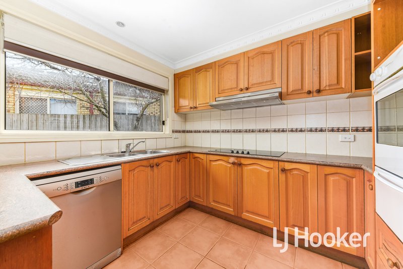 Photo - 33 Jessica Drive, Hampton Park VIC 3976 - Image 8