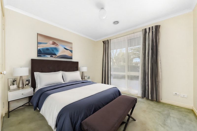 Photo - 33 Jessica Drive, Hampton Park VIC 3976 - Image 11