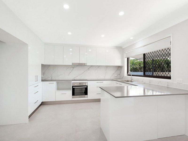 Photo - 33 Karbunya Street, Mermaid Waters QLD 4218 - Image 2