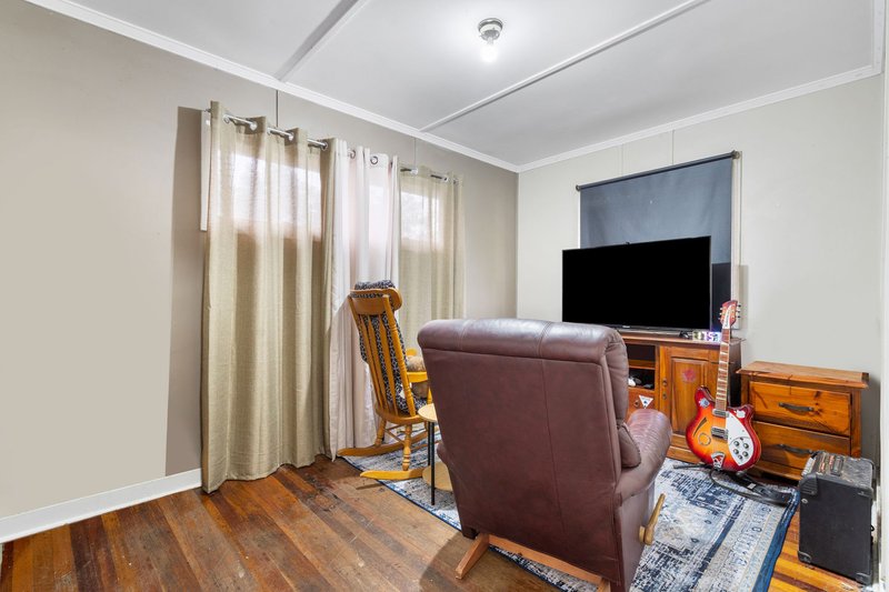 Photo - 33 Larsen Street, Leichhardt QLD 4305 - Image 11