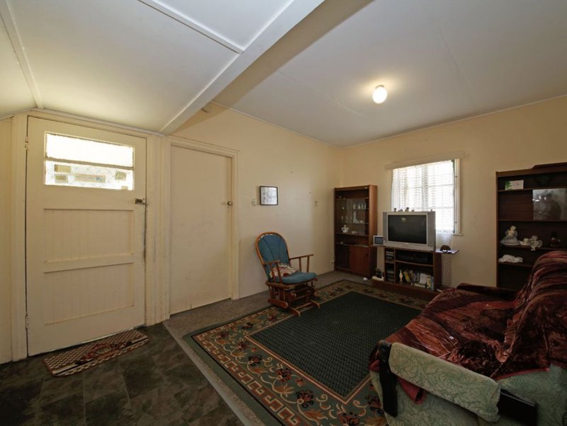 Photo - 33 Livermore Street, Redcliffe QLD 4020 - Image 2