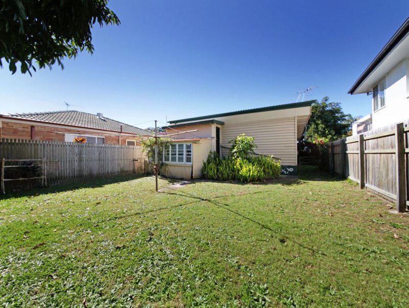 Photo - 33 Livermore Street, Redcliffe QLD 4020 - Image 10