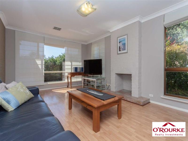 Photo - 33 Luccombe Way, Karrinyup WA 6018 - Image 5