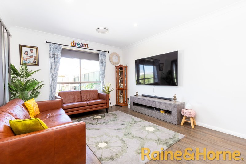 Photo - 33 Magnolia Boulevard, Dubbo NSW 2830 - Image 4