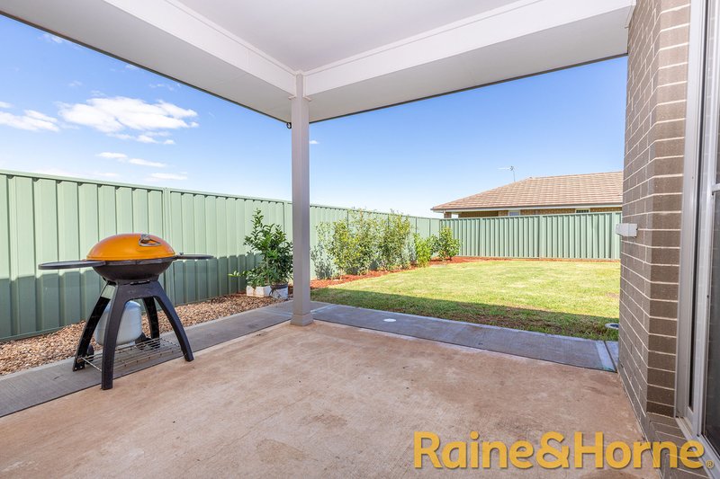 Photo - 33 Magnolia Boulevard, Dubbo NSW 2830 - Image 10