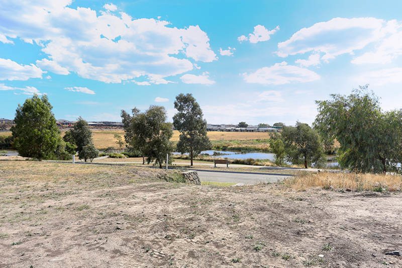 Photo - 33 Mallard Circuit, Craigieburn VIC 3064 - Image 5