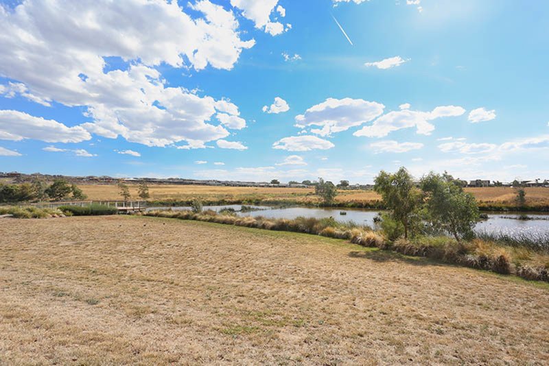 Photo - 33 Mallard Circuit, Craigieburn VIC 3064 - Image 6