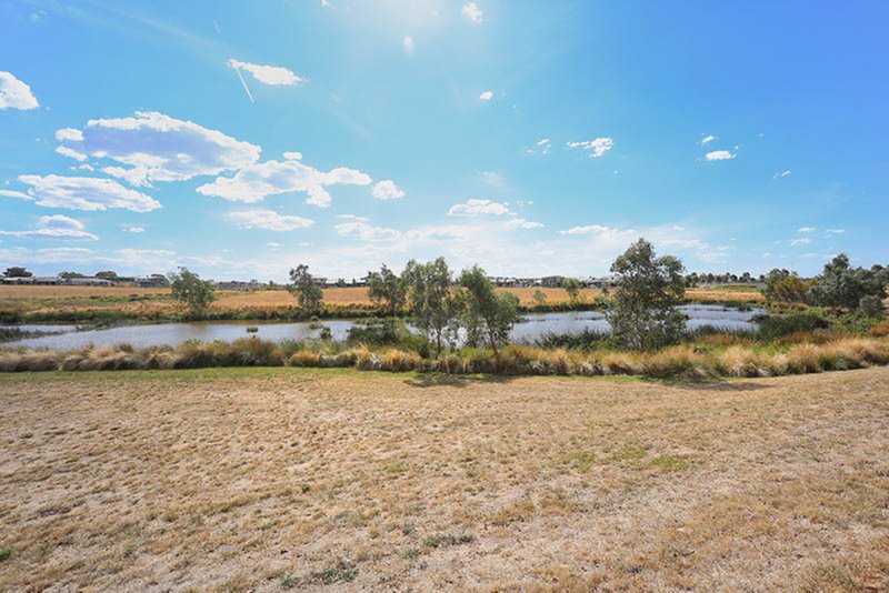 Photo - 33 Mallard Circuit, Craigieburn VIC 3064 - Image 7