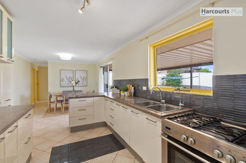 Photo - 33 Manunda Way, Hallett Cove SA 5158 - Image 7