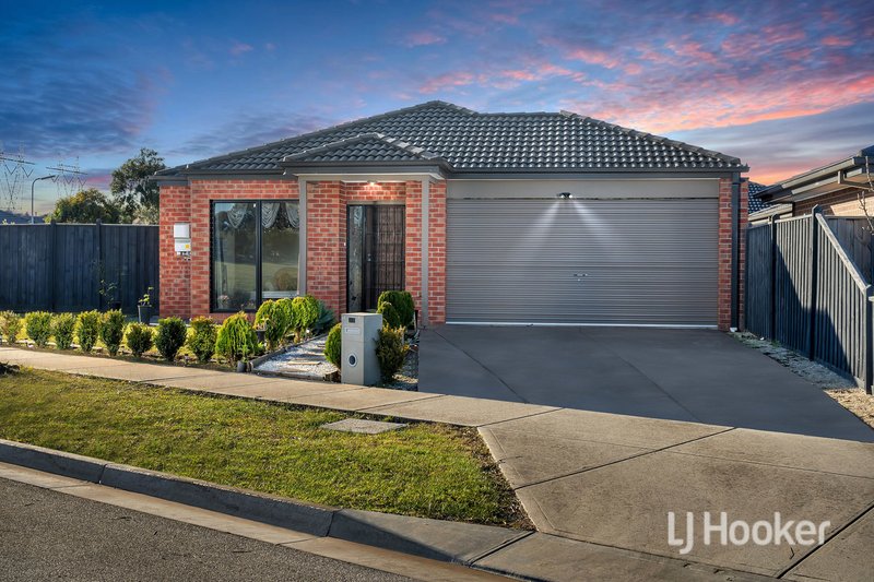 33 Mariposa Grove, Cranbourne VIC 3977