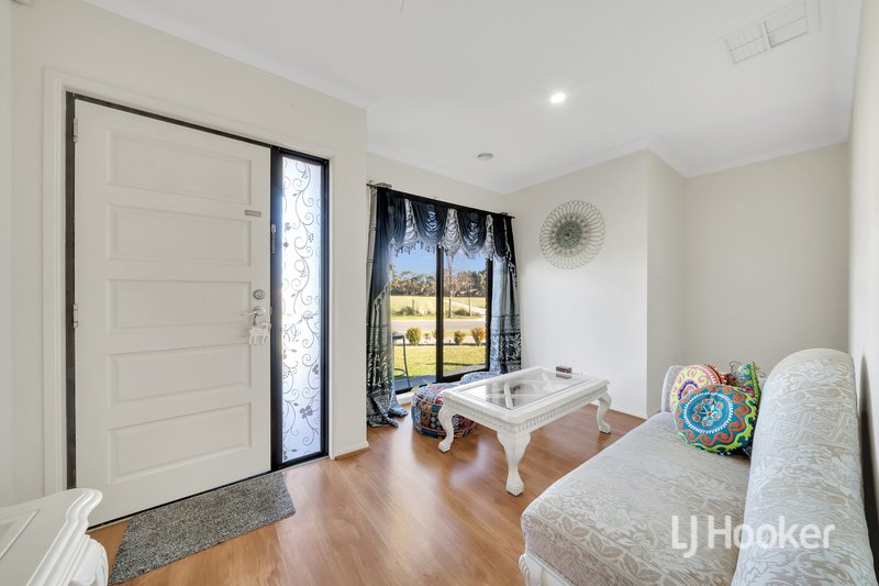 Photo - 33 Mariposa Grove, Cranbourne VIC 3977 - Image 2