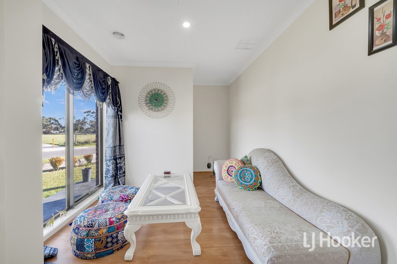 Photo - 33 Mariposa Grove, Cranbourne VIC 3977 - Image 3