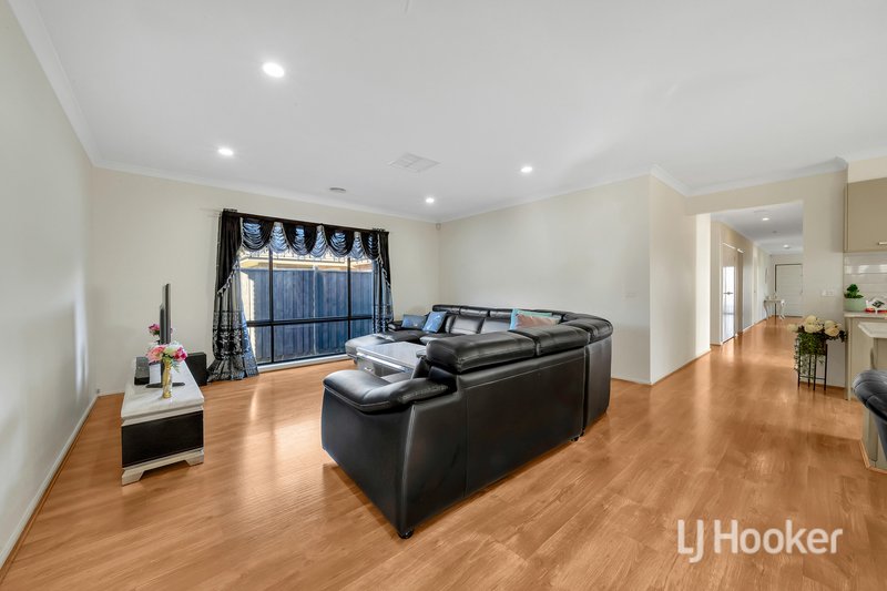 Photo - 33 Mariposa Grove, Cranbourne VIC 3977 - Image 4