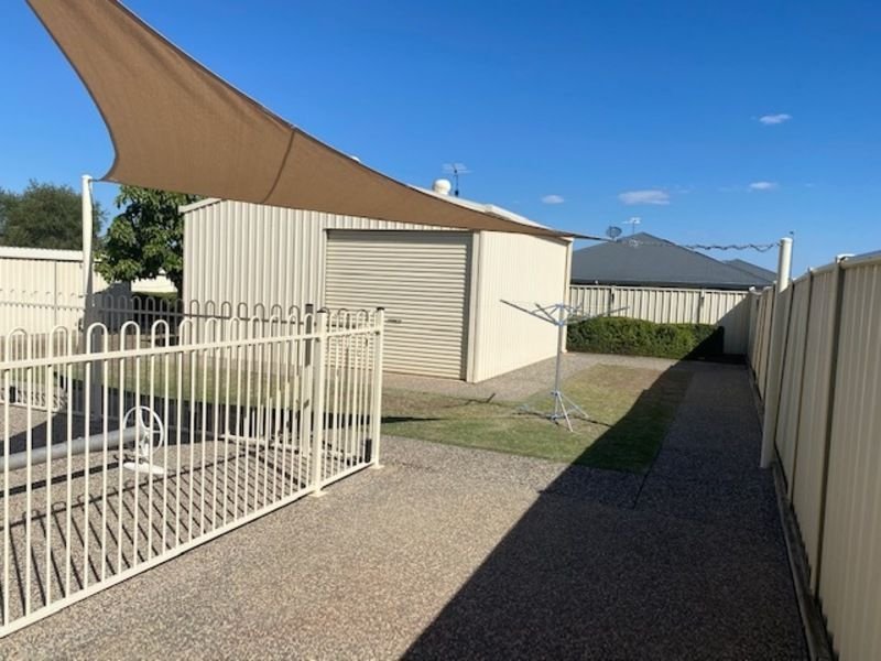 Photo - 33 Mayfair Drive, Emerald QLD 4720 - Image 6