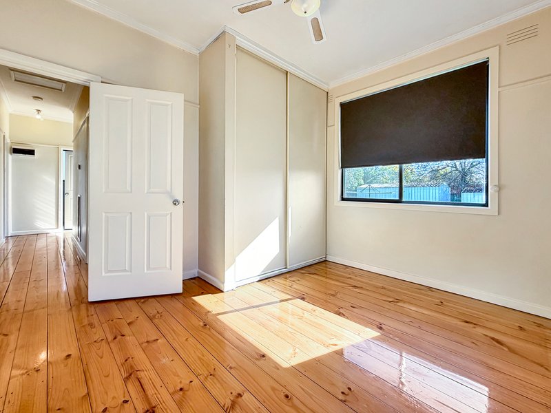 Photo - 33 Meadows Avenue, Benalla VIC 3672 - Image 5