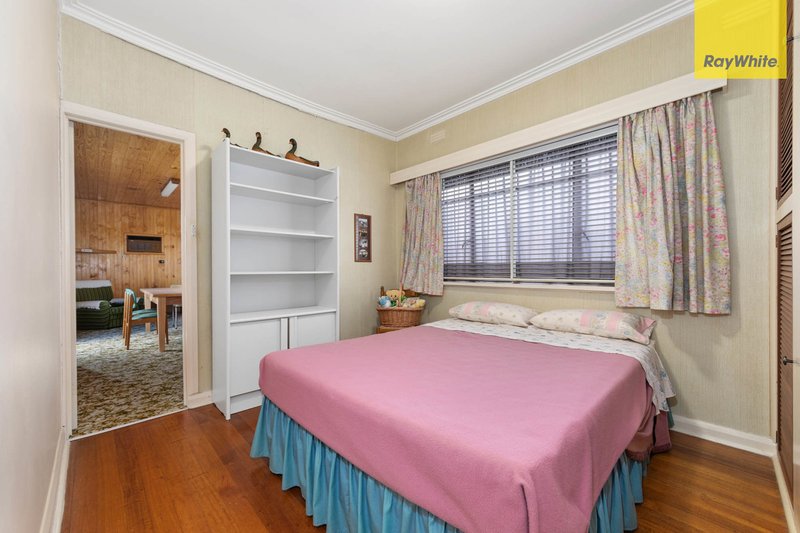 Photo - 33 Millawa Avenue, St Albans VIC 3021 - Image 9