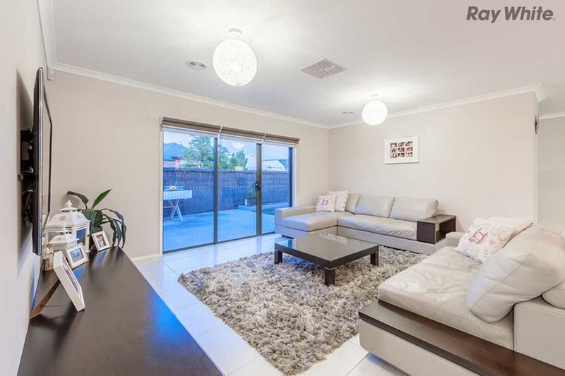 Photo - 33 Mount Way, Caroline Springs VIC 3023 - Image 6