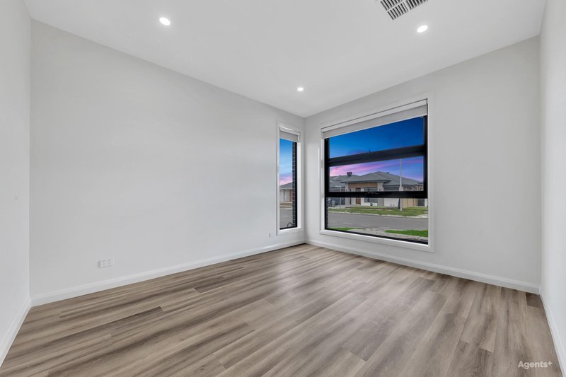 Photo - 33 Numbat Drive, Beveridge VIC 3753 - Image 4