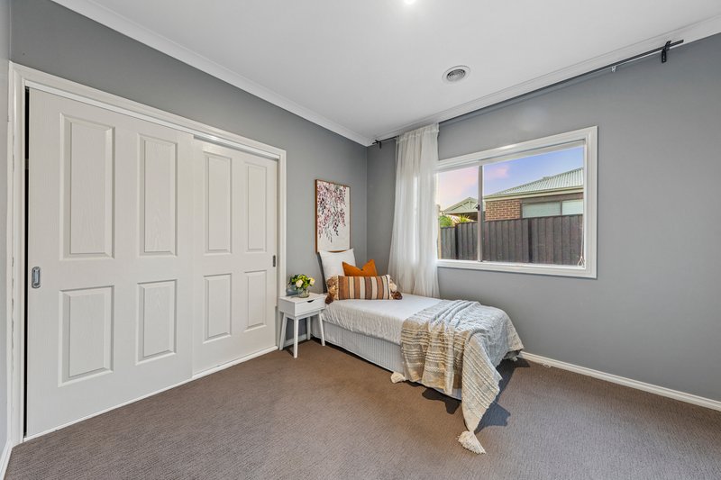 Photo - 33 O'Brien Parade, Pakenham VIC 3810 - Image 17