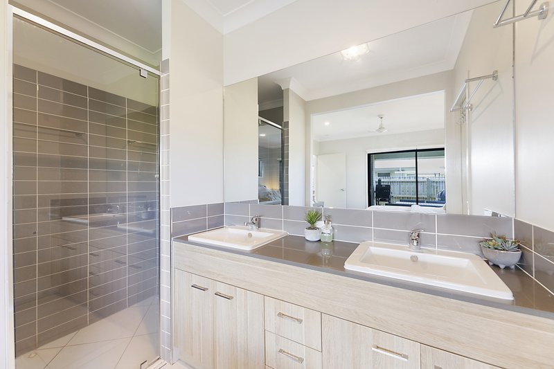 Photo - 33 Olive Circuit, Caloundra West QLD 4551 - Image 10