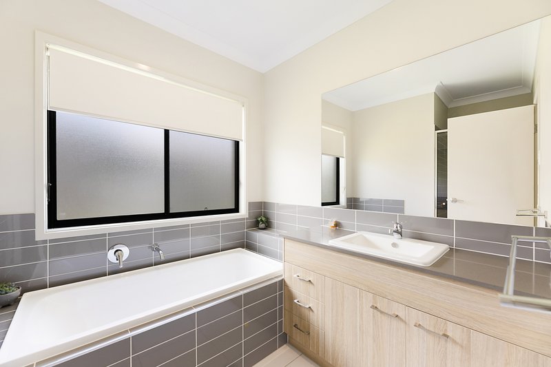 Photo - 33 Olive Circuit, Caloundra West QLD 4551 - Image 13