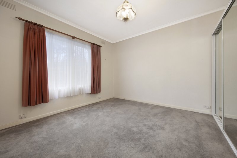 Photo - 33 Parkmore Road, Bentleigh East VIC 3165 - Image 7