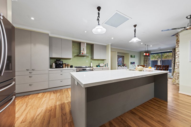 Photo - 33 Parman Avenue, Pakenham VIC 3810 - Image 4