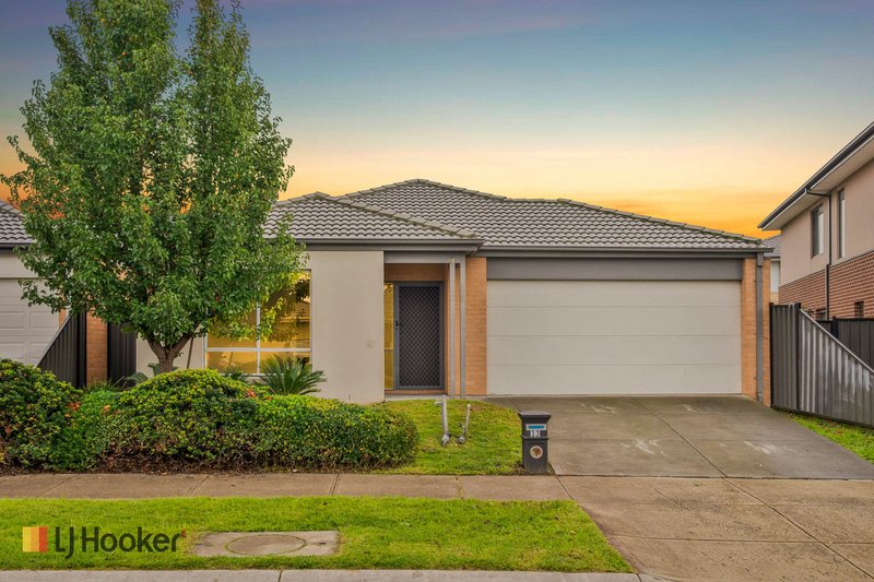 Photo - 33 Peninsula Crescent, Craigieburn VIC 3064 - Image 1