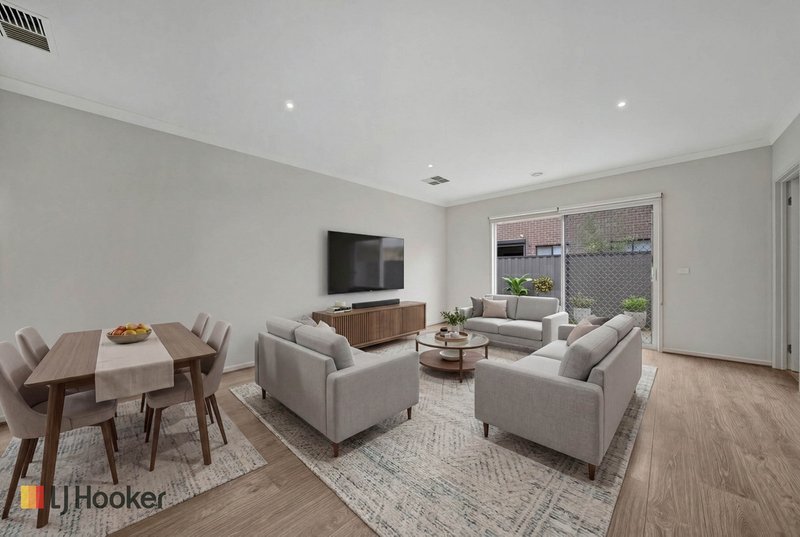 Photo - 33 Peninsula Crescent, Craigieburn VIC 3064 - Image 4