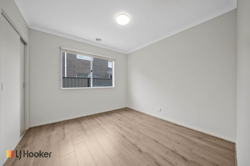 Photo - 33 Peninsula Crescent, Craigieburn VIC 3064 - Image 10