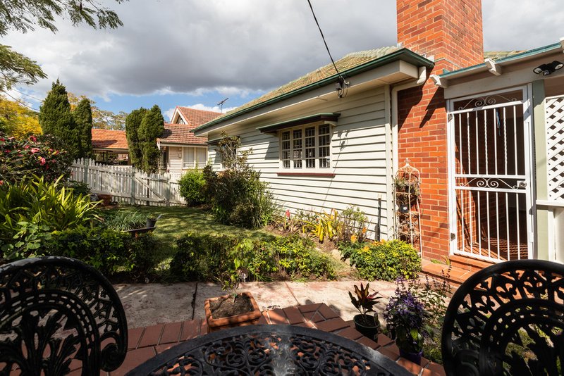 Photo - 33 Percival Terrace, Holland Park QLD 4121 - Image 4